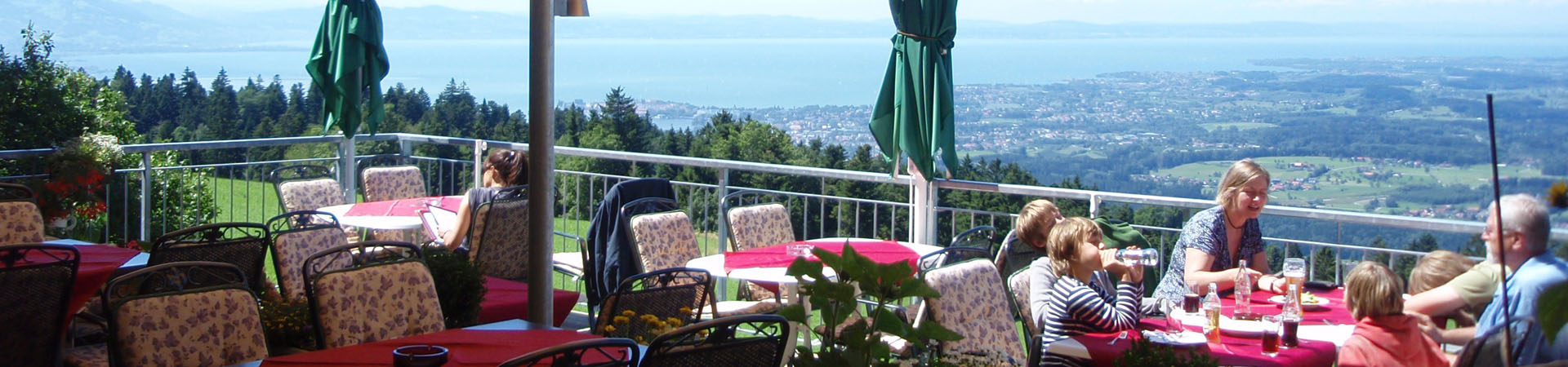 Unsere traumhafte Terrasse mit schönen Blick auf den Bodensee